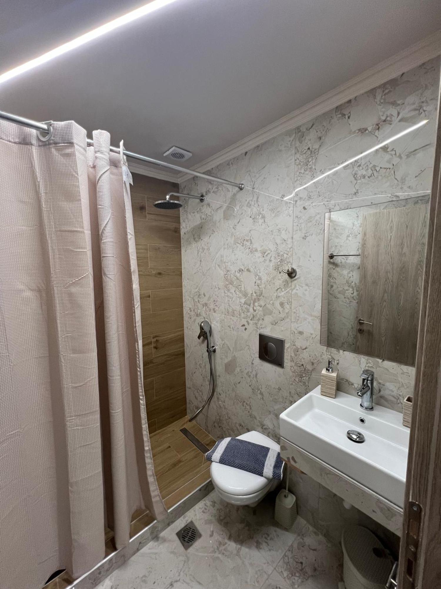 فندق F&M House Semi Basement سارتي المظهر الخارجي الصورة